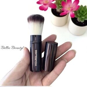 Hourglass Retractable Foundation Brush ~NEW~